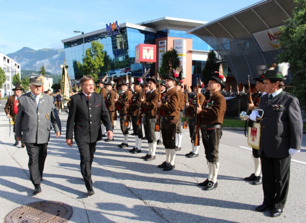 -   Abschreiten der Ehrenformationen durch Kameradschafts-Präsident Hermann Hotter und LH Günther Platter