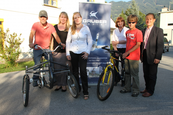 v.l.n.r. Manfred Ellerer (Klient Werkstätte Schwaz) Mag. Monika Schweitzer (GL Gruber Antrieb GmbH) Barbary Mayr (Leiterin Werkstätte Schwaz) Stefan Platzer (Klient Werkstätte Ramsau) v.l.n.r. Manfred Ellerer (Klient Werkstätte Schwaz) Mag. Monika Schweitzer (GL Gruber Antrieb GmbH) Barbary Mayr (Leiterin Werkstätte Schwaz) Stefan Platzer (Klient Werkstätte Ramsau)
