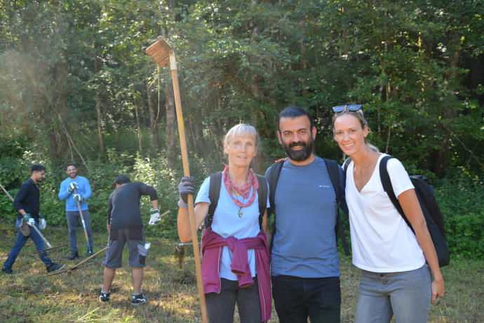Landschaftspflegerin Maria Ringler (links) mit Rawad und Michaela Kasper-Furtner vom Freiwilligenzentrum Kitzbüheler Alpen beim Arbeitseinsatz in der Filz Landschaftspflegerin Maria Ringler (links) mit Rawad und Michaela Kasper-Furtner vom Freiwilligenzentrum Kitzbüheler Alpen beim Arbeitseinsatz in der Filz