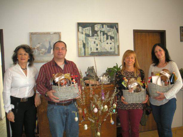 Bgm. Hedi Wechner, Renato Egger (KOMMA), Margit Hochrainer (KiGa Mitterhoferweg), Christa Gwiggner (Kinderkrippe) Bgm. Hedi Wechner, Renato Egger (KOMMA), Margit Hochrainer (KiGa Mitterhoferweg), Christa Gwiggner (Kinderkrippe)
