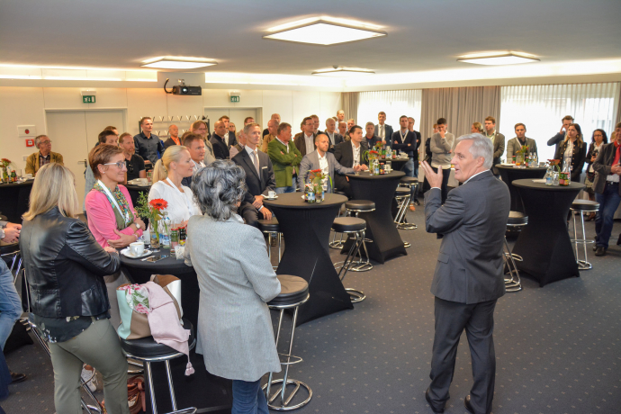 Information und Vernetzung beim Zweiten Wörgler Unternehmerfrühstück Information und Vernetzung beim Zweiten Wörgler Unternehmerfrühstück