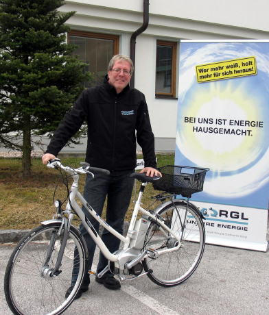 Umweltreferent, Stadtrat Michael Pfeffer mit dem neuen Elektro-Fahrrad der Fa. Gruber Antrieb aus Wörgl Umweltreferent, Stadtrat Michael Pfeffer mit dem neuen Elektro-Fahrrad der Fa. Gruber Antrieb aus Wörgl