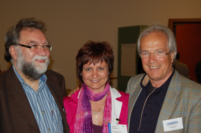 Die Organisatoren der Tagung am Goetheanum Ulrich Rösch (links) und Otmar Donnenberg (rechts) mit Veronika Spielbichler, Obfrau des Unterguggenberger Institutes Wörgl. Die Organisatoren der Tagung am Goetheanum Ulrich Rösch (links) und Otmar Donnenberg (rechts) mit Veronika Spielbichler, Obfrau des Unterguggenberger Institutes Wörgl.