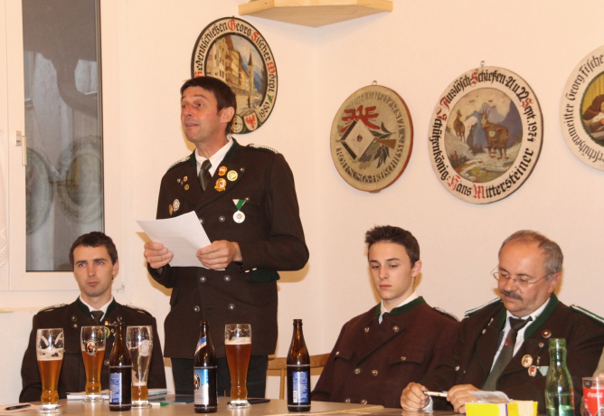 Jugendbetreuer Helmut Fill (stehend) ist hoch erfreut über die Leistungen der Nachwuchsschützinnen und Schützen Jugendbetreuer Helmut Fill (stehend) ist hoch erfreut über die Leistungen der Nachwuchsschützinnen und Schützen