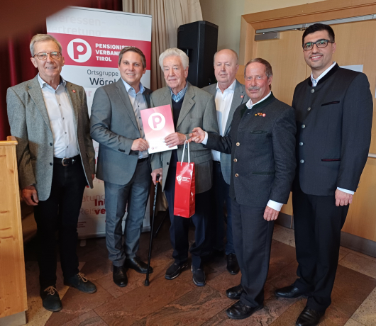 Ehrenbürger Herbert Strobl (3.v.li.) wurde für 30 Jahre Mitgiedschaft geehrt Ehrenbürger Herbert Strobl (3.v.li.) wurde für 30 Jahre Mitgiedschaft geehrt