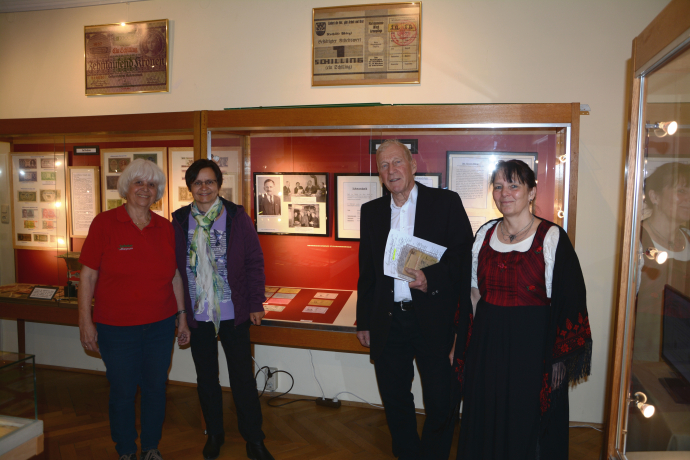 Mag. Walter Felkel hat eine beeindruckende Sammlung aus Notgeldern und Krisen-Dokumenten zusammengetragen. Bei der Ausstellungseröffnung v.l. Erika Felkel, Veronika Spielbichler/Obfrau Unterguggenberger Institut, Mag. Walter Felkel und Mag. Monika Singer