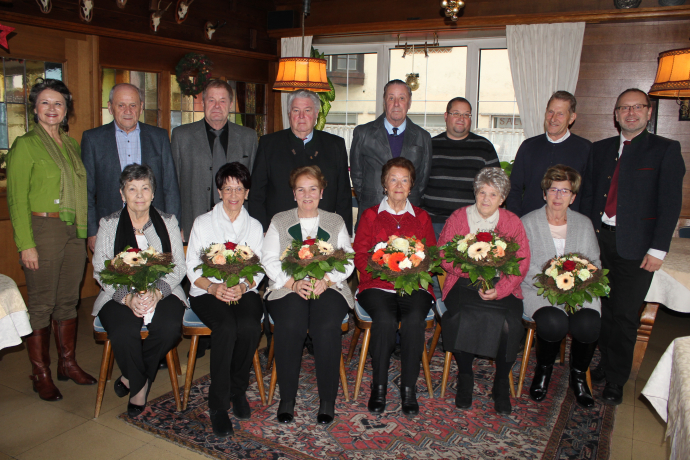 Jubelhochzeitsfeier der Stadt Wörgl am 21.12.2015 - v.l. Bgm. Hedi Wechner, Marianne und Helmut Oberhuber, Maria und Manfred Prosch,Maria und Ing. Hansjörg Mair, Erna und Karl Kirchler, Helga Hechenberger mit Sohn Gerhard, Maria und Erich Lettenbichler sowie BH-Stellvertreter Dr. Haberl. Jubelhochzeitsfeier der Stadt Wörgl am 21.12.2015 - v.l. Bgm. Hedi Wechner, Marianne und Helmut Oberhuber, Maria und Manfred Prosch,Maria und Ing. Hansjörg Mair, Erna und Karl Kirchler, Helga Hechenberger mit Sohn Gerhard, Maria und Erich Lettenbichler sowie BH-Stellvertreter Dr. Haberl.