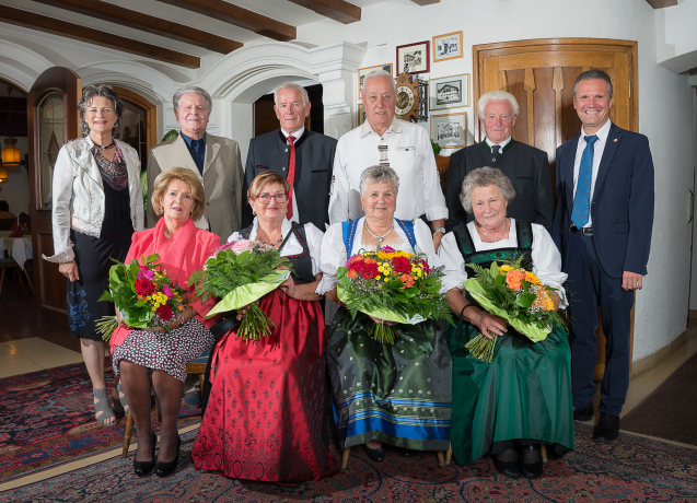 Im Bild v.l.: BGM Hedi Wechner, Antonia und Othmar Loinger, Helene und Gottfried Schneck, Elisabeth und Josef Obwaller, Frieda und Rudolf Bramböck, sowie Bezirkshauptmann Dr. Christoph Platzgummer Im Bild v.l.: BGM Hedi Wechner, Antonia und Othmar Loinger, Helene und Gottfried Schneck, Elisabeth und Josef Obwaller, Frieda und Rudolf Bramböck, sowie Bezirkshauptmann Dr. Christoph Platzgummer