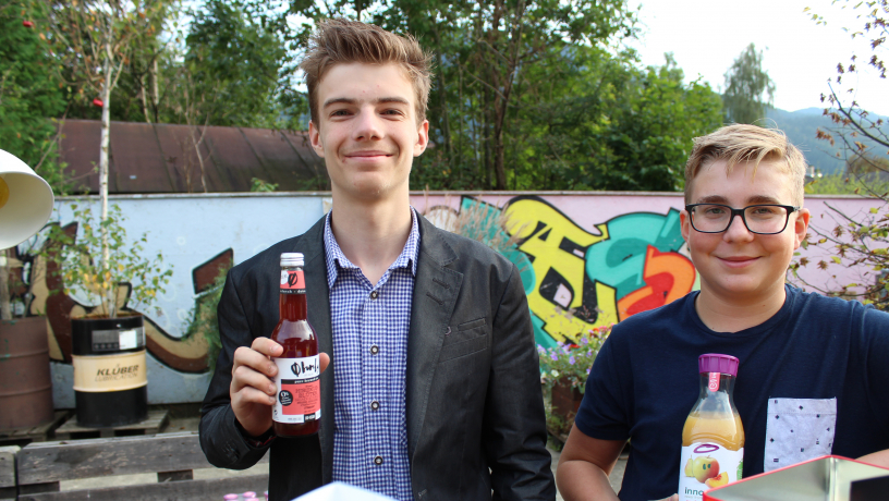 Die Geschäftsführer des Jungunternehmens „Mr. Pseudonym Cocktails“ Simon Sappl (links) und Fabio Stöckl (rechts) Die Geschäftsführer des Jungunternehmens „Mr. Pseudonym Cocktails“ Simon Sappl (links) und Fabio Stöckl (rechts)