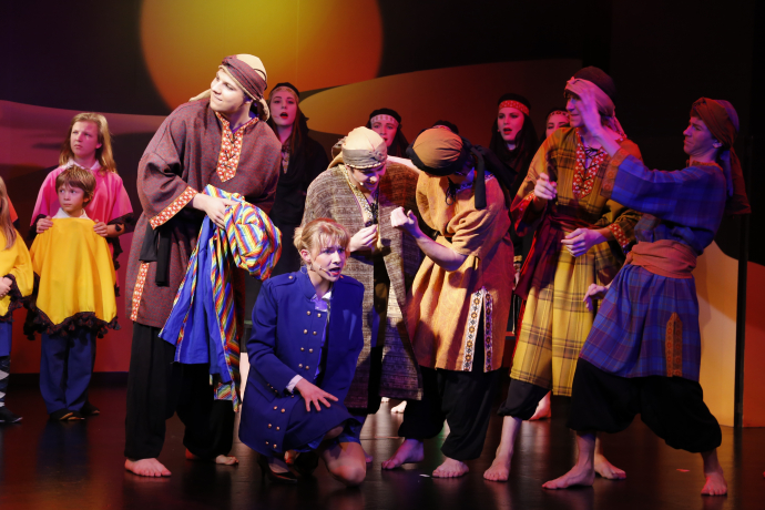 Joseph2: Beim Musical Joseph stehen mit Marcel (ganz rechts) und Dustin (ganz links) zwei junge Talente aus Wörgl auf der Bühne. Fotonachweis: Landesjugendtheater Joseph2: Beim Musical Joseph stehen mit Marcel (ganz rechts) und Dustin (ganz links) zwei junge Talente aus Wörgl auf der Bühne. Fotonachweis: Landesjugendtheater