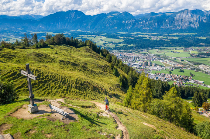 Jungbauernschaft renoviert Kreuzweg Möslalm