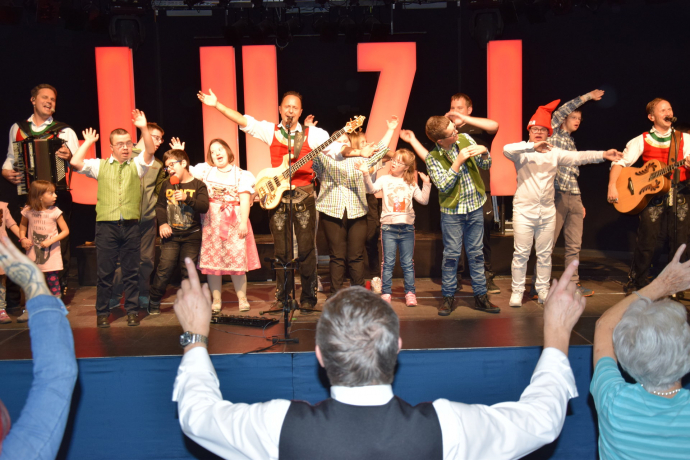 JUZIS und Lara heizten Kinder der Sonne ein