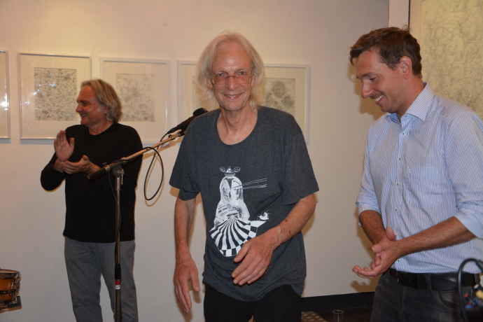 70 Jahre und noch voller Tatendrang – Mike Zangerl (Bildmitte) bekam bei der Eröffnung seiner Ausstellung viel Applaus – auch von Schwager Dr. Günther Moschig (links) und Kulturreferent Sebastian Feiersinger (rechts) 70 Jahre und noch voller Tatendrang – Mike Zangerl (Bildmitte) bekam bei der Eröffnung seiner Ausstellung viel Applaus – auch von Schwager Dr. Günther Moschig (links) und Kulturreferent Sebastian Feiersinger (rechts)