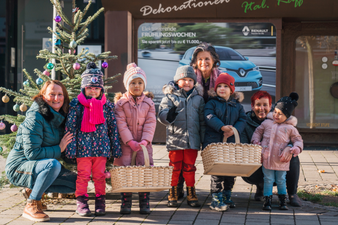 Kinder schmücken Wörgls Christbäume