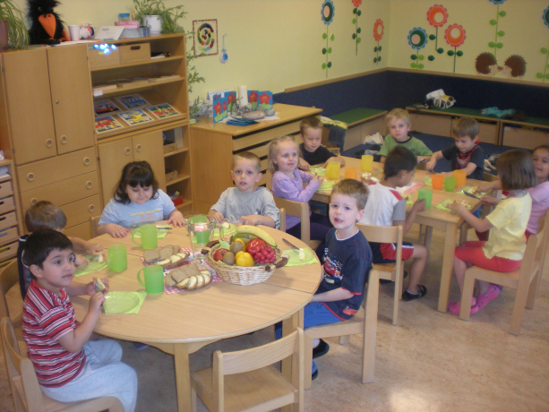 Die Kindergartenkinder vom Mitterhoferweg bei ihrer gesunden Jause Die Kindergartenkinder vom Mitterhoferweg bei ihrer gesunden Jause