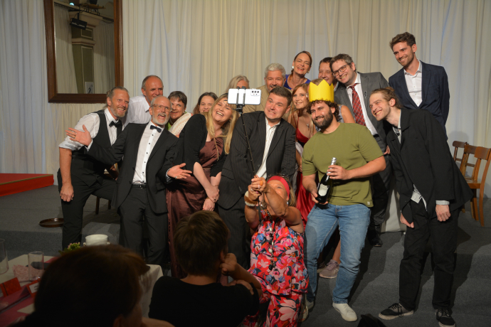 Viel Applaus gab es für die Gaststubenbühne Wörgl bei der Premiere des Dinner Krimis "The King is dead" Viel Applaus gab es für die Gaststubenbühne Wörgl bei der Premiere des Dinner Krimis "The King is dead"