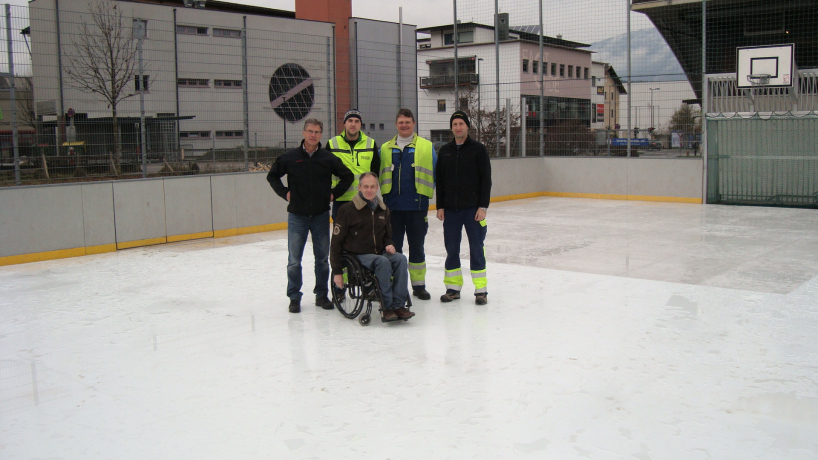 Bauhofleiter Klaus Huber mit Mitarbeiter des Bauhofes sowie Sportreferent Hubert Aufschnaiter