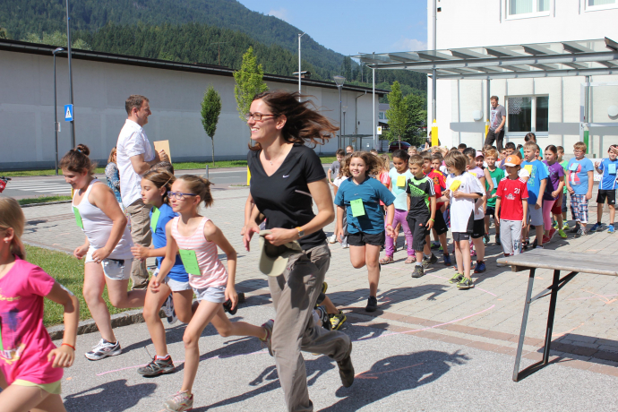Klassenweise starteten die 70 Kinder der Volksschule Bruckhäusl beim Laufwunder 2014. Klassenweise starteten die 70 Kinder der Volksschule Bruckhäusl beim Laufwunder 2014.