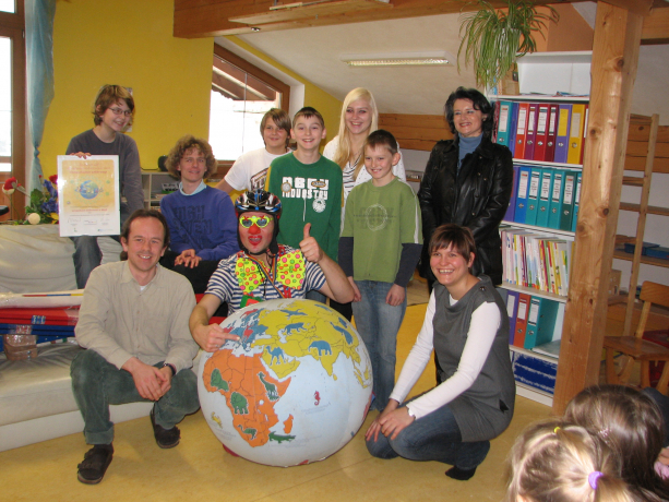 Bürgermeisterin Hedi Wechner, Klimaclown Monsieur Hugo und Anna Schwerzler von Klimabündnis Tirol gratulieren Schulleiter Thomas Wolfthaler und den Kindern der Lernwerkstatt Zauberwinkl. Bürgermeisterin Hedi Wechner, Klimaclown Monsieur Hugo und Anna Schwerzler von Klimabündnis Tirol gratulieren Schulleiter Thomas Wolfthaler und den Kindern der Lernwerkstatt Zauberwinkl.