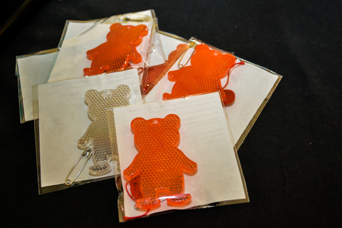 Leuchtbären unterstützen die Sicherheit am Schulweg