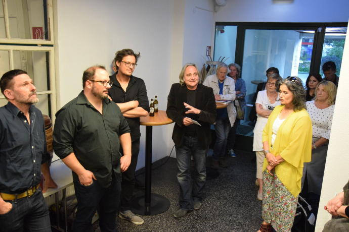 Long Loud Silence eröffnet