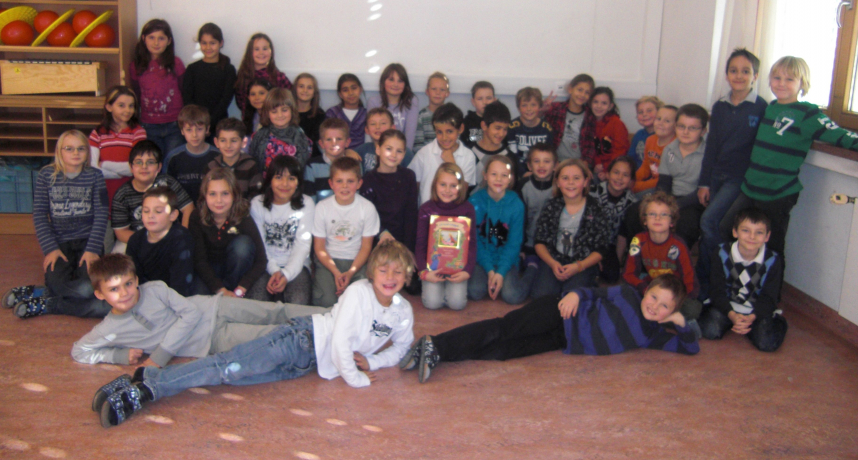 Die Kinder der Klassen 3b und 3d Die Kinder der Klassen 3b und 3d