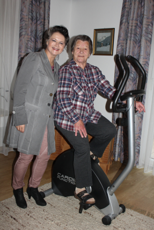 Bürgermeisterin Hedi Wechner mit der Jubilarin Anna Fuchs am Heimtrainer