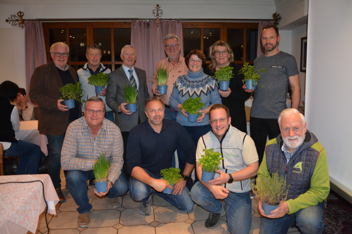 Mit ihrer Hilfe grünt und blüht es in Wörgl – der wiedergewählte Vorstand des OGV Wörgl mit Ehrengästen – vorne v.l. Hannes Fritsche, Franz Feiersinger, Markus Sollerer, Bezirksobmann Reinhard Hirzinger, hinten v.l. Landesobmann Josef Stocker, Obmann Franz Feiersinger, Johann Mauracher, Josef Haaser, Ingrid Soitzenstätter, Michaela Klocker und Wörgl Landwirtschaftsreferent Gemeinderat Hubert Werlberger Mit ihrer Hilfe grünt und blüht es in Wörgl – der wiedergewählte Vorstand des OGV Wörgl mit Ehrengästen – vorne v.l. Hannes Fritsche, Franz Feiersinger, Markus Sollerer, Bezirksobmann Reinhard Hirzinger, hinten v.l. Landesobmann Josef Stocker, Obmann Franz Feiersinger, Johann Mauracher, Josef Haaser, Ingrid Soitzenstätter, Michaela Klocker und Wörgl Landwirtschaftsreferent Gemeinderat Hubert Werlberger