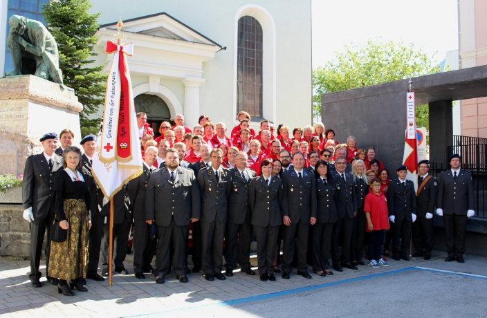 Neue Fahne des Roten Kreuzes gesegnet