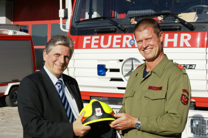 Bgm. Arno Abler und Kdt. Josef Koidl bei der Helmübergabe Bgm. Arno Abler und Kdt. Josef Koidl bei der Helmübergabe