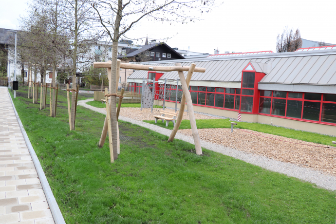 Neuer Spielplatz statt Parkplatz mit Verkehrsberuhigung Neuer Spielplatz statt Parkplatz mit Verkehrsberuhigung