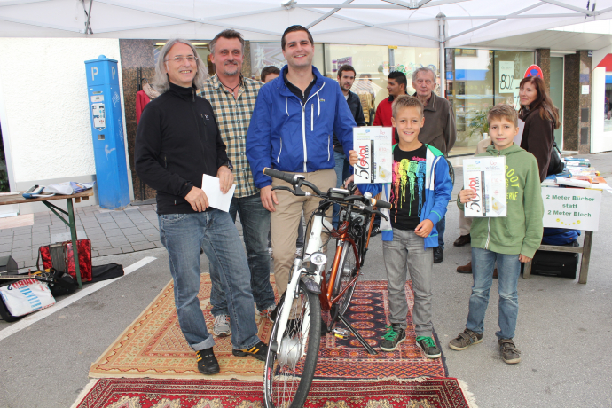 Bei der Übergabe des Hauptgewinnes, einem E-Bike: Wörgls Umweltreferent Richard Götz, Klimaschutzbeauftragter Georg Griesser, Gewinner Daniel Seelaus und die beiden jüngsten Fahrradwettbewerb-Gutscheingewinner Thomas Loinger und Felix Schöbel, beide acht Jahre alt. Bei der Übergabe des Hauptgewinnes, einem E-Bike: Wörgls Umweltreferent Richard Götz, Klimaschutzbeauftragter Georg Griesser, Gewinner Daniel Seelaus und die beiden jüngsten Fahrradwettbewerb-Gutscheingewinner Thomas Loinger und Felix Schöbel, beide acht Jahre alt.