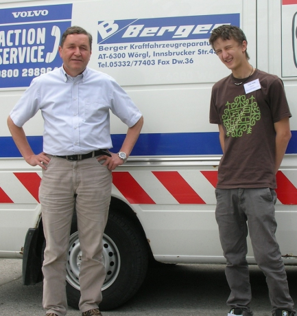 Prokurist Widmann von der Berger Kraftfahrzeugreparatur GmbH mit seinem Poly-Praktikanten Prokurist Widmann von der Berger Kraftfahrzeugreparatur GmbH mit seinem Poly-Praktikanten