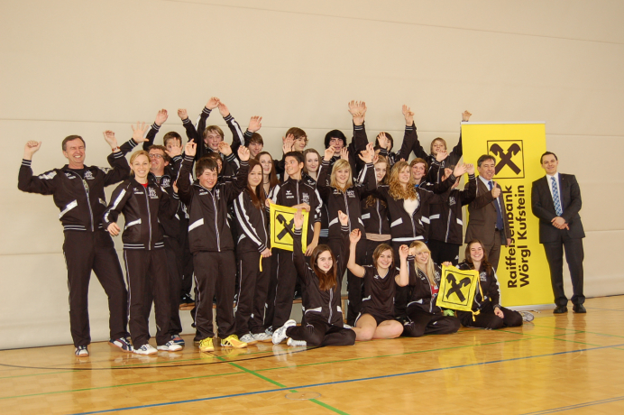 Stolz präsentieren die 26 Schülerinnen und Schüler der Klasse 1 c K ihre neuen Trainingsanzüge. Stolz präsentieren die 26 Schülerinnen und Schüler der Klasse 1 c K ihre neuen Trainingsanzüge.