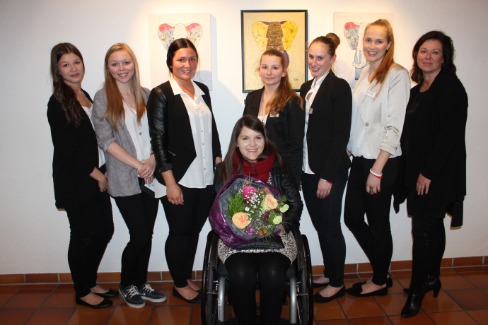 Schülerinnen des Aufbaulehrganges mit der jungen Rollin´Art-Künstlerin Tina Hötzendorfer und Direktorin Anita Aufschnaiter (rechts) Schülerinnen des Aufbaulehrganges mit der jungen Rollin´Art-Künstlerin Tina Hötzendorfer und Direktorin Anita Aufschnaiter (rechts)