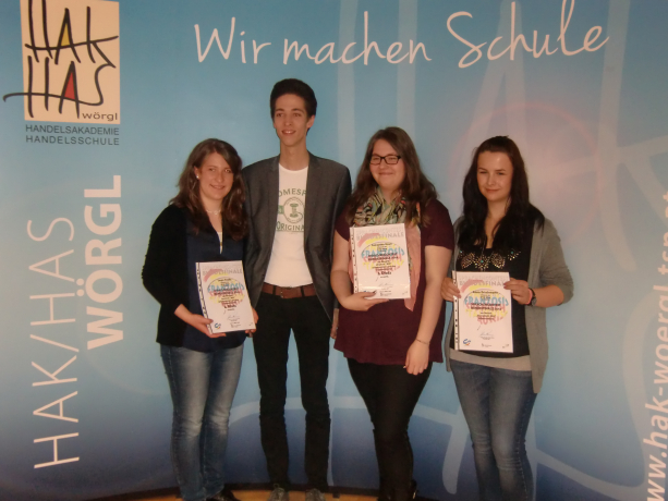 von links nach rechts: Laura Tinello 2. Platz Spanisch , Harald Siegmund 1.Platz Italienisch, Samantha Gaun 3. Platz Englisch, Anna Frischmann 4. Platz Französisch