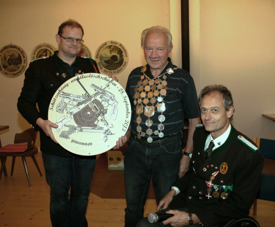 Ing. Helmut Fischer, Schützenkönig Helmut Widauer, Schützenmeister Hubert Aufschnaiter. Ing. Helmut Fischer, Schützenkönig Helmut Widauer, Schützenmeister Hubert Aufschnaiter.