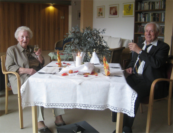 Das Ehepaar Fischer stößt auf 60 Jahre Eheglück an Das Ehepaar Fischer stößt auf 60 Jahre Eheglück an