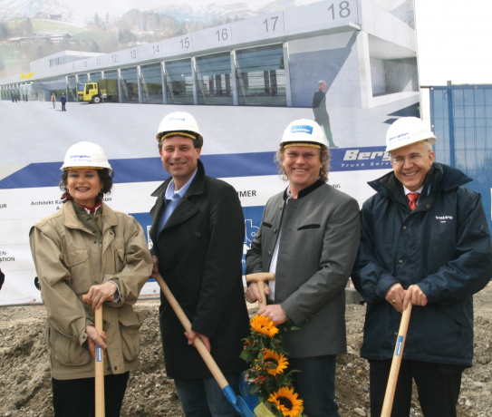 Bgm. Hedi Wechner, Projektleiter Andreas Färber, Prokurist Manfred Mohn, Dr. Otto C. Frommelt (Volvo Austria) Bgm. Hedi Wechner, Projektleiter Andreas Färber, Prokurist Manfred Mohn, Dr. Otto C. Frommelt (Volvo Austria)