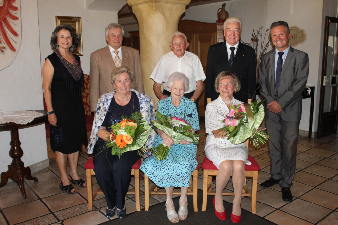 Bürgermeisterin Hedi Wechner, Marianne und Helmut Rieder, Aloisia und Josef Seiwald, Elisabeth und Herbert Strobl, BH Dr. Christoph Platzgummer. Bürgermeisterin Hedi Wechner, Marianne und Helmut Rieder, Aloisia und Josef Seiwald, Elisabeth und Herbert Strobl, BH Dr. Christoph Platzgummer.