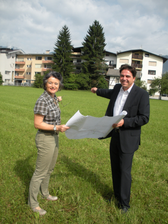 Frau BGM Hedi Wechner und Herr GR und Obmann des Immobilienausschusses Mag. Alexander Atzl laden zum Ideenwettbewerb Parkgestaltung „Fischerfeld“ ein. Frau BGM Hedi Wechner und Herr GR und Obmann des Immobilienausschusses Mag. Alexander Atzl laden zum Ideenwettbewerb Parkgestaltung „Fischerfeld“ ein.