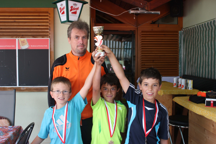 Lukas Rappold, Leon Lintner und Christoph Oberhammer mit dem Obmann vom TC Hall Schönegg Martin Aichholzer