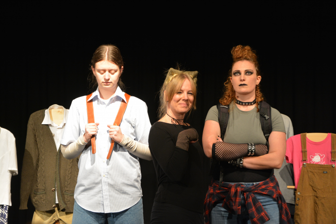 Theater unterLand: Premierenerfolg für „Der Katze ist es ganz egal.“