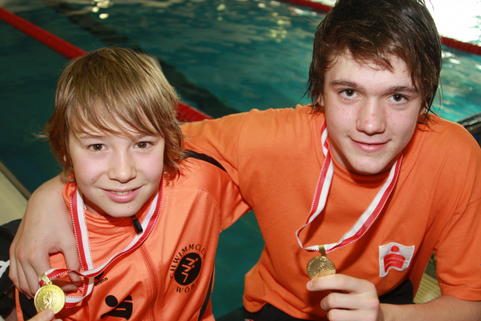 Dominic Stampfl und Jakob Handle, Tiroler Meister über 100m Brust in ihrer Altersklasse Dominic Stampfl und Jakob Handle, Tiroler Meister über 100m Brust in ihrer Altersklasse