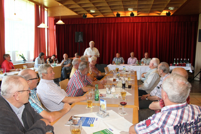 Bundesvorsitzender Rudolf Srba bei seinem Referat Bundesvorsitzender Rudolf Srba bei seinem Referat