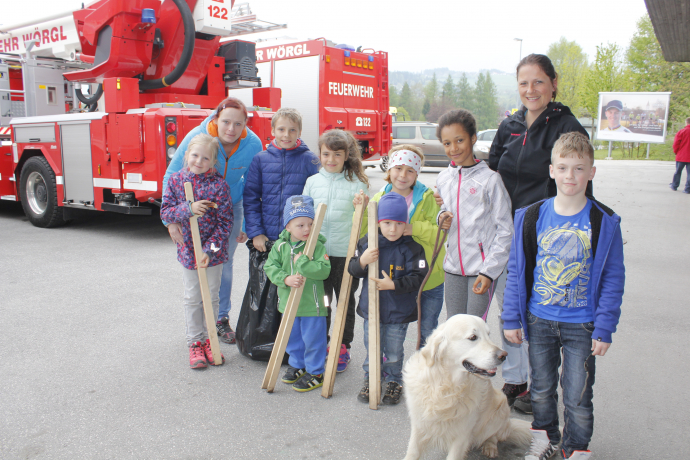 Therapiehund Joy durfte beim Sammeleinsatz des Wörgler Speedskater-Nachwuchses vom SC Lattella mit auf die „Müll-Fährtensuche“ gehen Therapiehund Joy durfte beim Sammeleinsatz des Wörgler Speedskater-Nachwuchses vom SC Lattella mit auf die „Müll-Fährtensuche“ gehen