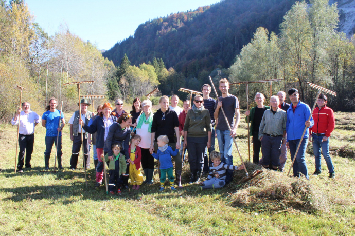 Viele Hände bei der Biotop-Pflege in der Filz