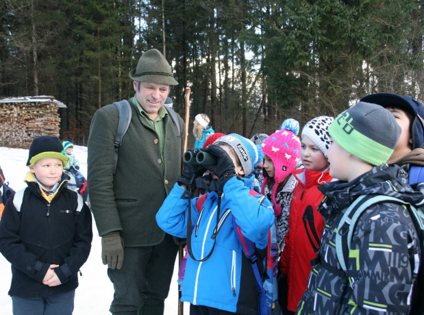 Volksschulkinder lernen die Wildfütterung kennen