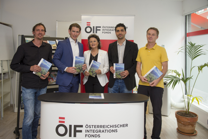 Präsentierten gemeinsam das neue Handbuch „Willkommen in Wörgl“ und die ÖIF-Initiative „Integration auf regionaler Ebene“ (von links): Klaus Ritzer (GF komm!unity), BM Sebastian Kurz, Bgm.in Hedi Wechner, Kayahan Kaya und Peter Warbanoff (beide Verein komm!unity). Präsentierten gemeinsam das neue Handbuch „Willkommen in Wörgl“ und die ÖIF-Initiative „Integration auf regionaler Ebene“ (von links): Klaus Ritzer (GF komm!unity), BM Sebastian Kurz, Bgm.in Hedi Wechner, Kayahan Kaya und Peter Warbanoff (beide Verein komm!unity).