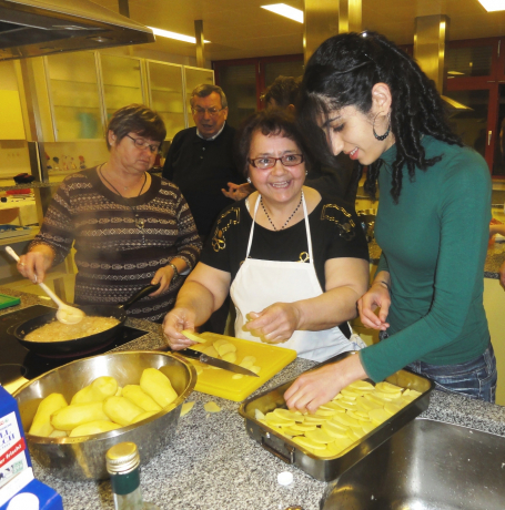 Nata Grujic (Mitte) bereitet eine Serbische Moussaka vor. Nata Grujic (Mitte) bereitet eine Serbische Moussaka vor.